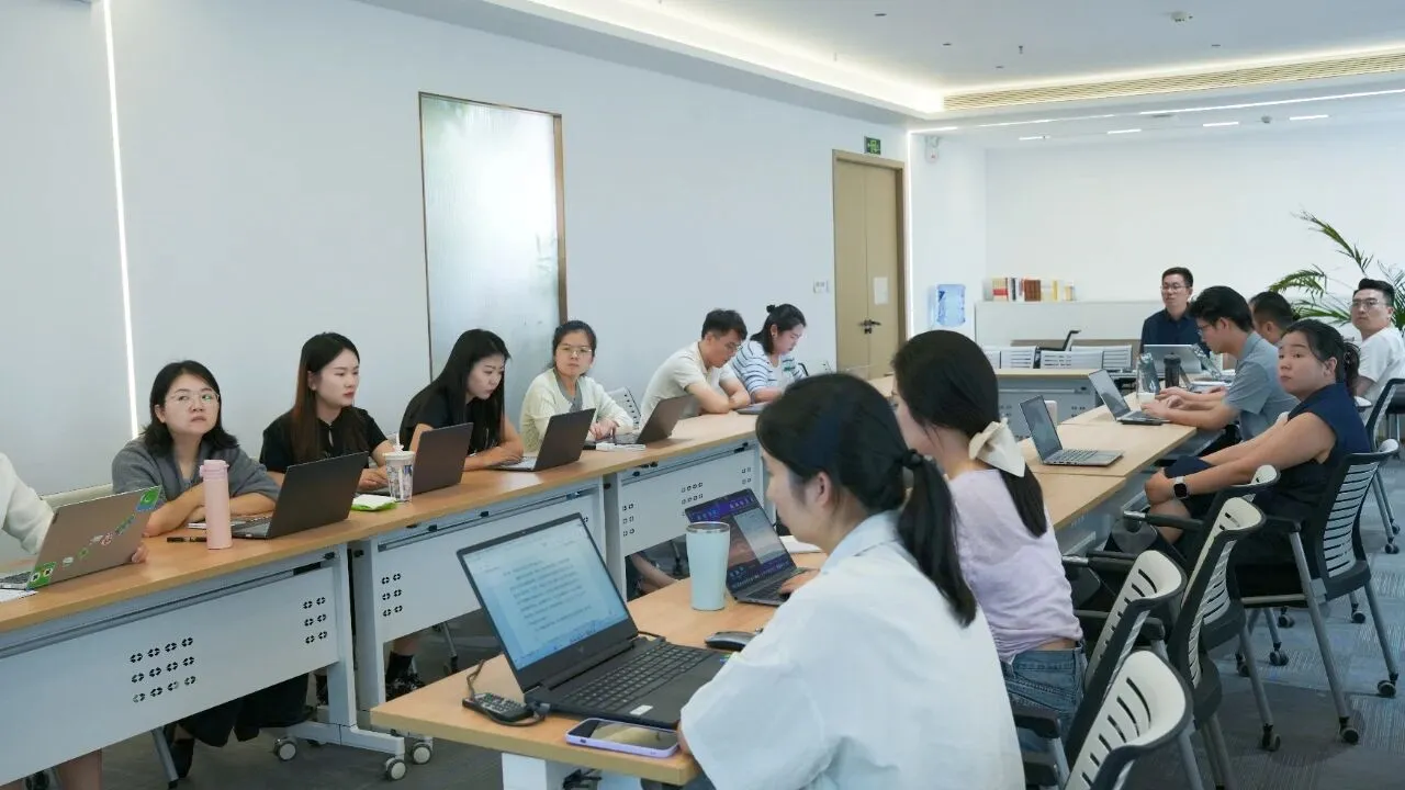 2025年第8次月度会 6.jpg 2025年第8次月度会 6.jpg